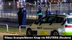 Полицейские возле аэропорта Копенгагена после того, как движение там закрыли из-за сообщений о дронах, Дания, 22 сентября 2025 года