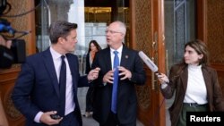 Кирилл Дмитриев общается с представителями СМИ после выхода из отеля после переговоров между США и Россией в Эр-Рияде, Саудовская Аравия, 18 февраля 2025 года.