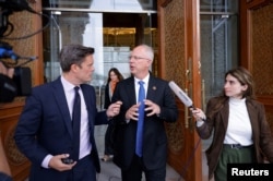 Кирило Дмитрієв на фото в центрі