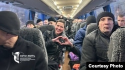 Марія Колесникова в автобусі під час прямування в Україну, 13 грудня 2025 року