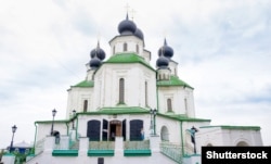 Воскресенський військовий собор донських козаків, споруджений на початку ХVIII століття за українськими взірцями, в колишній столиці донського козацтва – місті Черкаську, що було засноване українськими козаками-черкасцями (нині Старочеркаська станиця Ростовської області)