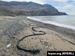 Улавливающие мазут сети на пляже «Меганом» завалены галькой