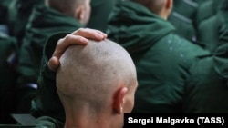 За словами правозахисника, у російських військкоматах Криму студентів-призовників переконували одразу підписувати контракт