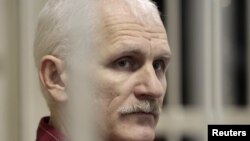 Ալես Բելյացկին Մինսկի դատարանի դահլիճում, նոյեմբեր, 2011թ․