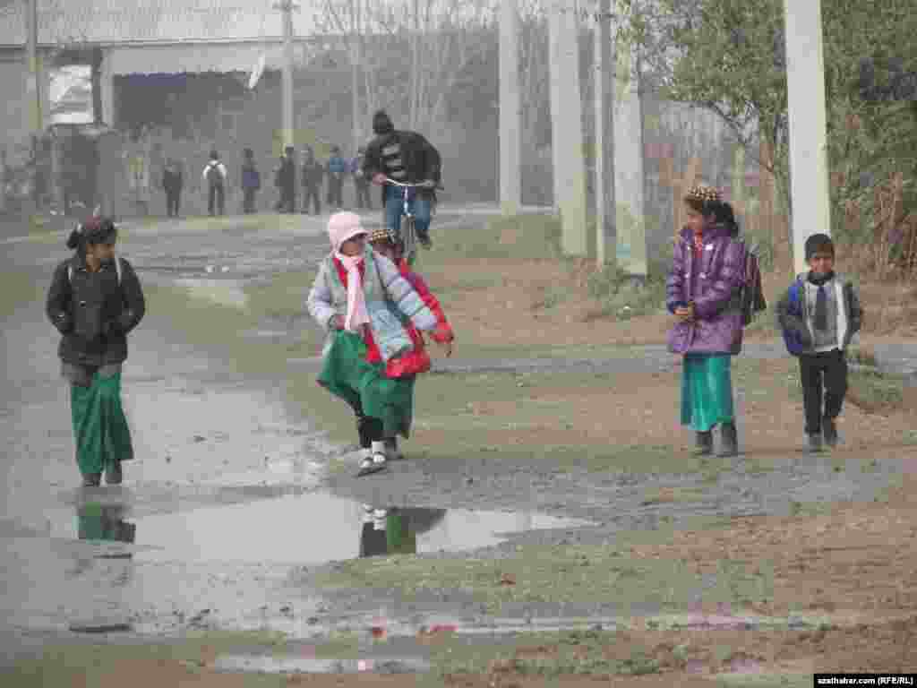 Türkmengala, "Täze oba" daýhan birleşigi: Ýagyşdan soň, okuwa barýan çagalar.