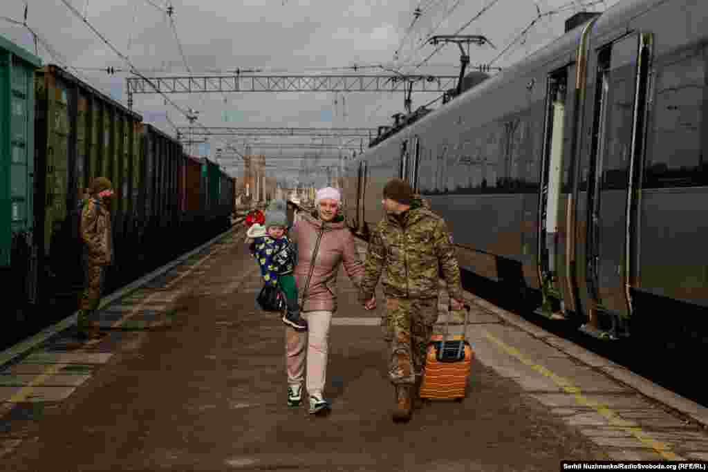 Зустріч родини на залізничному вокзалі в Краматорську 