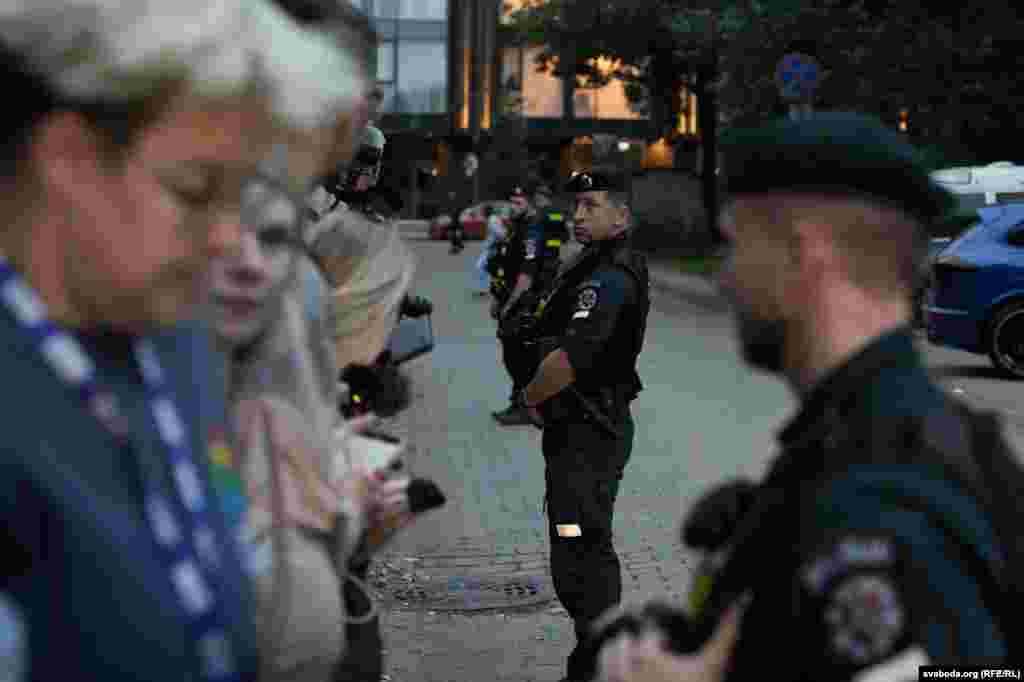 Паліцыянты каля амбасады ЗША