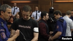 Inculpații Jaromir Lukes, Ivo Mueller și Vaclav Cojocaru, la procesul ce a urmat incendierii unei case de romi (Ostrava, 20 octombrie 2010). Primul din stânga poartă chiar în sala de judecată un tricou cu inscripția „Ragnarok”, îndrăgită de neonaziști.