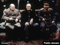 Прем'єр-міністр Великої Британії Вінстон Черчилль, президент США Франклін Рузвельт та радянський диктатор Йосип Сталін (зліва направо) на конференції в Ялті, лютий 1945 року