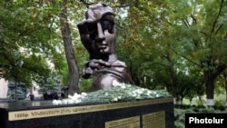 Հոկտեմբերի 27-ի զոհերի հիշատակին նվիրված հուշարձանն Ազգային ժողովի այգում, արխիվ
