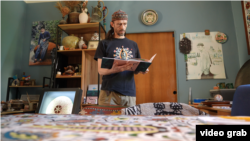 Крымскотатарский художник и керамист Рустем Скибин в своей мастерской, август 2025 года