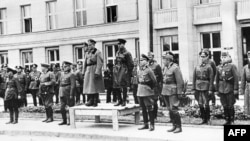 Спільний парад Вермахту і Червоної армії у Бресті 22 вересня 1939 року після вторгнення на територію Польщі військ Німеччини та СРСР. На трибуні (зліва направо): генерал-лейтенант Моріц фон Вікторин, генерал танкових військ Гейнц Гудеріан і радянський комбриг Семен Кривошеїн