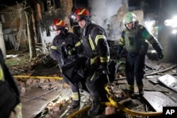 Рятувальники виносять тіло загиблої внаслідок російської дронової атаки людини. Харків, 3 квітня 2025 року