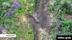 Останки військовослужбовця російської армії, обходячи яке інші військові РФ вже витоптали нову стежку