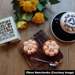 Кава і солодощі у закладі українки