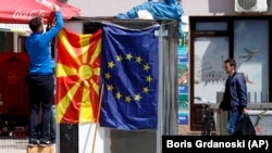 Zastave EU i Sjeverne Makedoniju u Skoplju, septembar 2018.