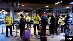 Сотрудники полиции Дании проверяют документы пассажиров на железнодорожной станции международного аэропорта Каструп. Копенгаген, 23 сентября 2025 года