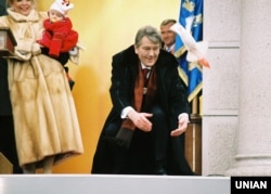 Новоизбранный президент Украины Виктор Ющенко выпускает голубей на площади Независимости. Позади – жена президента Екатерина Ющенко с сыном Тарасом на руках. Киев, 23 января 2005 года.