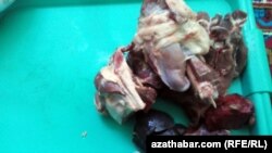 Два куска баранины, один кусок говядины, немного печени и легкие продаются вместе по цене 50 манатов ($14,2). Ашхабад, 15 октября, 2020.