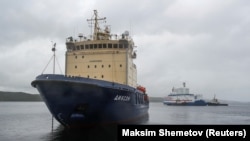 Судно «Академик Михаил Ломоносов» на Северном морском пути