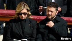 Президент Украины Владимир Зеленский и первая леди Елена Зеленская во время прощания с папой Франциском, 26 апреля 2025 года