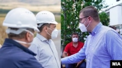 Лидерите на СДСМ и на ВМРО-ДПМНЕ, Зоран Заев и Христијан Мицкоски носат заштитни маски во предизборната кампања поради пандемијата на коронавирус.