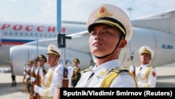 Почесний караул зустрічає очільника Росії Путіна в аеропорту. Китай, 31 серпня 2025 року