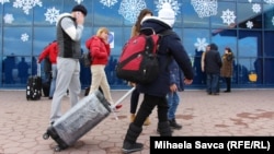 Oameni intrând în Aeroportul Chișinău