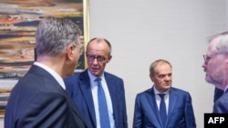 Премьер Хорватии Андрей Пленкович, канцлер Германии Фридрих Мерц, премьер Польши Дональд Туск и премьер Чехии Петр Фиала разговаривают во время саммита ЕС и Африканского Союза в Луанде, Ангола, 24 ноября 2025 года