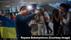 Адвокат Еміль Курбедінов показує премію Front Line Defenders в аеропорту Києва