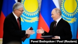 Президент России Владимир Путин (справа) и президент Казахстана Касым-Жомарт Токаев во время церемонии подписания документов по итогам переговоров в Кремле в Москве, Россия, 12 ноября 2025 года