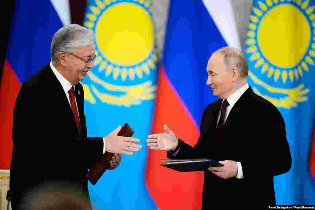 Президент России Владимир Путин и президент Казахстана Касым-Жомарт Токаев принимают участие в церемонии подписания документов по итогам переговоров в Кремле, Москва, Россия, 12 ноября 2025 года. Павел Бедняков/Pool via REUTERS