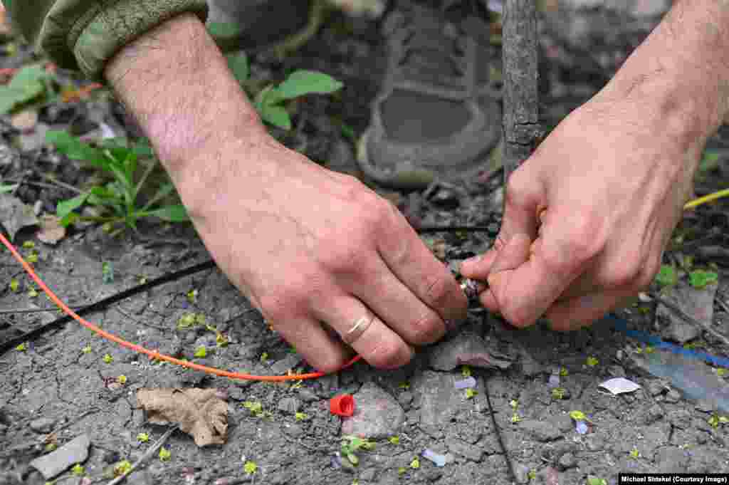 Відеосигнал та керування передаються по надзвичайно тонкому оптичному волокну. Робоча дистанція таких дронів може перевищувати 10 кілометрів