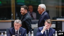 Президент України Володимир Зеленський йде з президентом Євроради Антоніо Коштою під час саміту ЄС у Брюсселі 18 грудня 2025 року