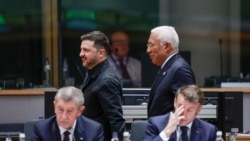 Прэзыдэнт Украіны Ўладзімір Зяленскі (у цэнтры зьлева) ідзе разам са старшынёй Эўрапейскай рады Антонію Коштам (у цэнтры справа) падчас саміту ЭЗ у Бруселі. Прэм'ер-міністар Чэхіі Андрэй Бабіш (зьлева) і прэзыдэнт Францыі Эманюэль Макрон (справа) сядзяць наперадзе