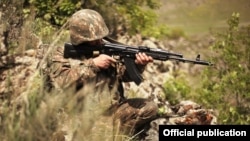 ՀՀ ԶՈՒ զինծառայողը մարտական հերթապահության ժամանակ, արխիվ
