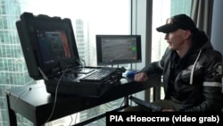 Станіслав Орлов з позивним «Испанец» біля російського програмно-апаратного комплексу «Орбіта» у діловому центрі «Москва-Сити»