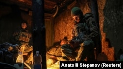 Військовослужбовці 49-го окремого штурмового батальйону ЗСУ «Карпатська Січ» відпочивають у бліндажі на позиції у районі прифронтового міста Костянтинівка, Донецька область, 7 грудня 2025 року