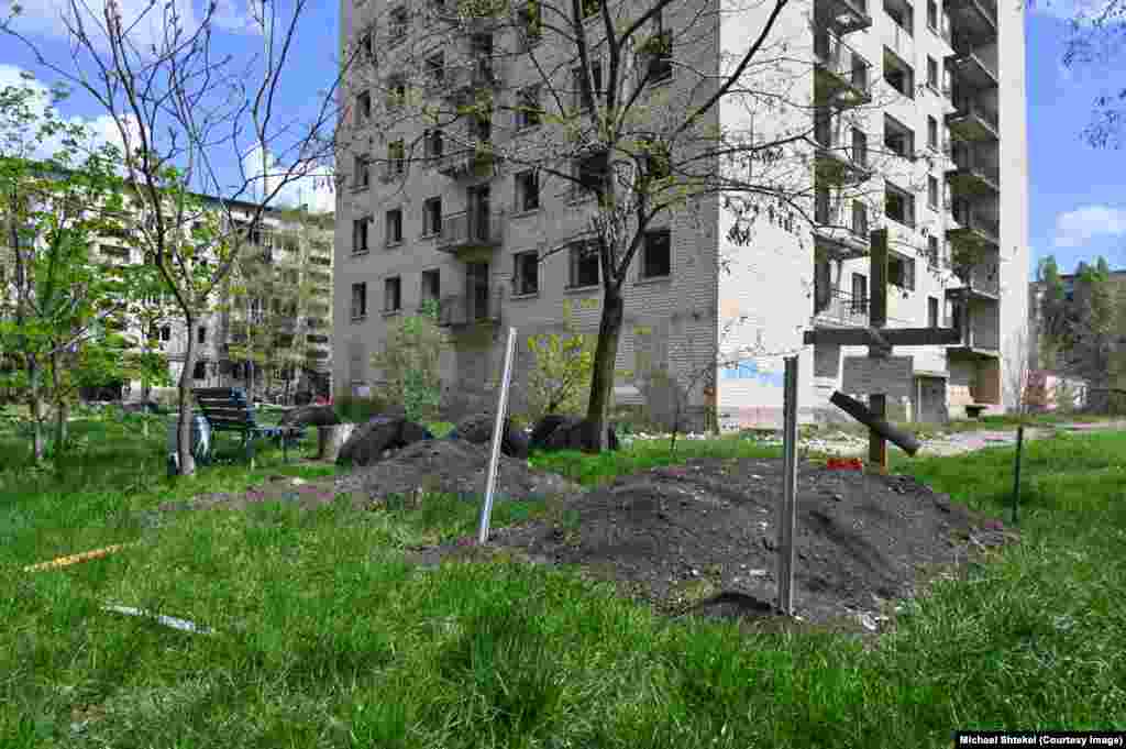 А для когось рідний двір став і останнім прихистком. Деякі райони міста розташовані занадто близько до передової