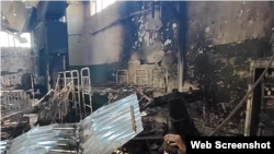 Барак в Оленівці, у якому загинуло щонайменше 50 українських військовополонених. Кадр з відео, яке розповсюдили російські офіційні канали, стверджуючи, що удару завдали ЗСУ. 31 липня 2022 року