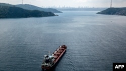 Cудно, навантажене українським зерном, проходить протоку Босфор після перевірки інспекторами Спільного координаційного центру, і попрямує до Середземного моря 