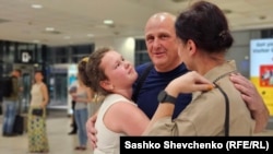 Владислав Есипенко встретился с семьей в аэропорту Праги