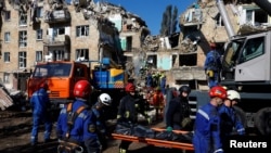 Зруйнований російським ракетним ударом житловий будинок у Києві. Кількість загиблих збільшується. 28 серпня 2025 року