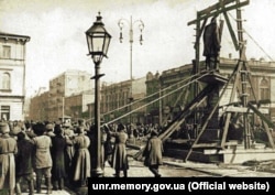 Повалення пам’ятника Петру Столипіну в Києві. Березень 1917 року