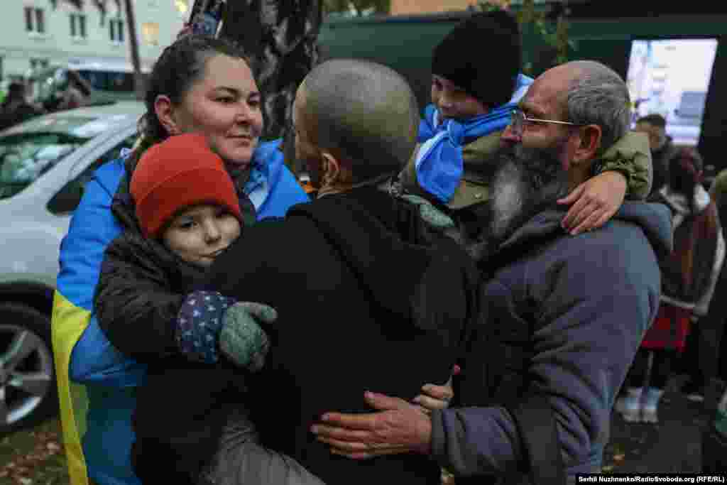 На фото звільнений з російського полону український військовий Роман обіймає свою родину. Чоловік пробув у неволі з 24 лютого 2022 року