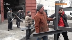 Замість садових меблів – протитанкові їжаки: Запоріжжя готується зустрічати російські війська (відео)