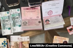 Фото з обшуку та затримання детектива НАБУ Руслана Магамедрасулова та його батька Сентябра. Опубліковано 21 липня 2025 року на ресурсах Служби безпеки України