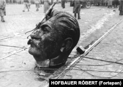 Capul statuii lui Stalin din Budapesta, după ce a fost tîrît pe străzi. Revolta studenților care s-a transformat într-o rebeliune totală împotriva regimului comunist al Ungariei.