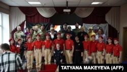 Российские школьники-члены Российского патриотического молодежного движения "Юнармия", вместе с российскими военнослужащими, участвовавшими в войне против Украины. Город Истра Московской области, 24 января 2025 года