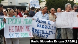 Протести во Скопје поради поскапувањето на електричната енергија, парното и горивата.